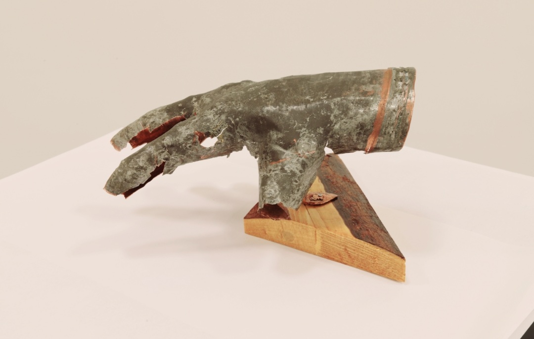 "Hand." 20 cm, taottua patinoitunutta kuparia. 175e