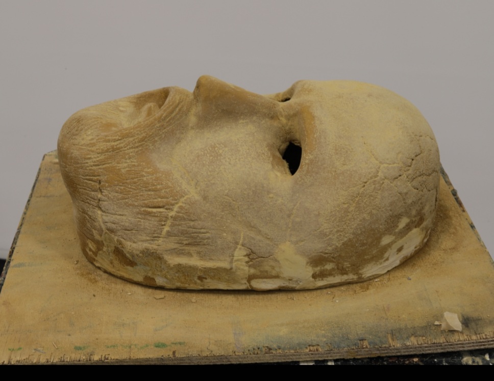 "Soporian Man." 30 cm, lakattua savea, kipsi, selluloosa, metallirunko, pintakäsitelty. 279e
