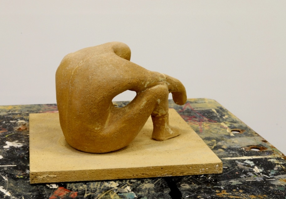 "Trött Man." 15 cm, lakattua savea, metallirunko, pintakäsitelty. 189e
