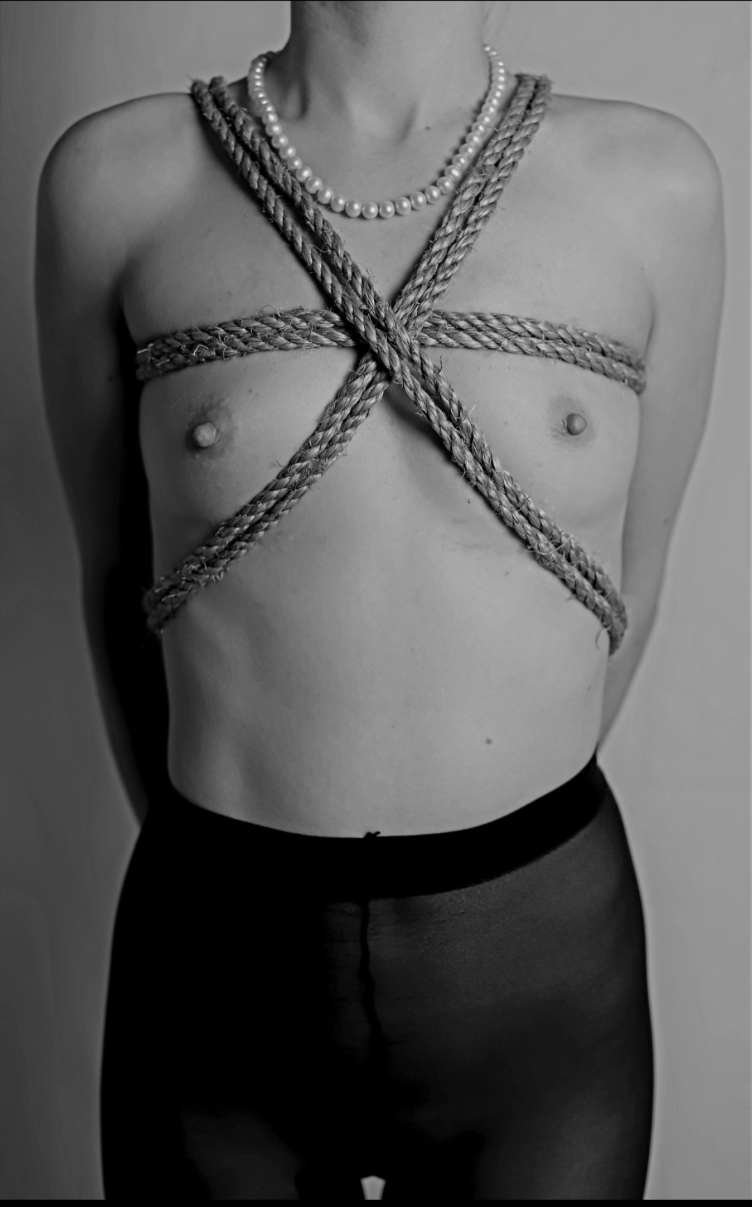 "Chest and Ropes." mustavalkoinen. Näyttelystä STRINGS,